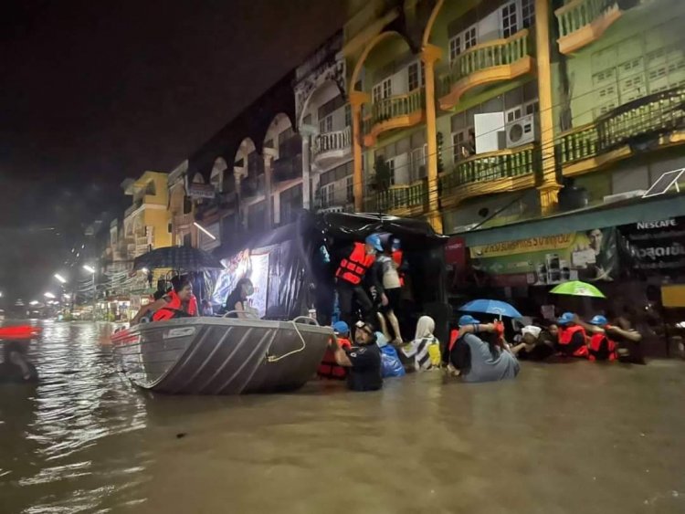 น้ำท่วมจันทบุรีกลางดึก จมน้ำทั้งเมือง ระดับน้ำสูงเกือบ 1 เมตร  ต้องระดมทหาร - ปภ. อพยพชาวบ้าน 
