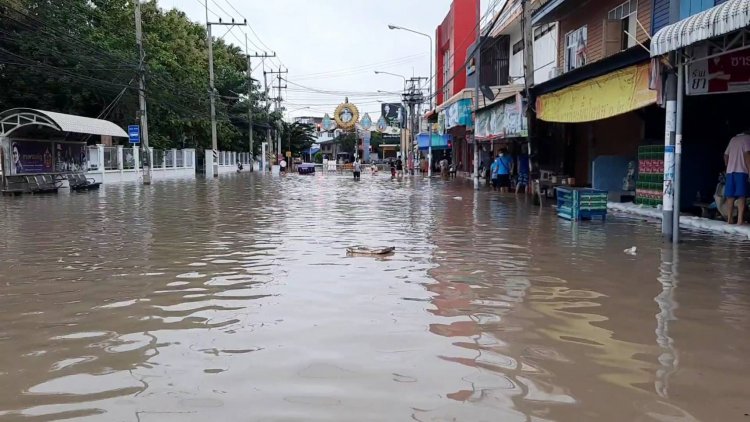 ฝนตกหนักอ่างน้ำล้นเขื่อนทับเสลาเมืองอุทัยธานีน้ำไหลบ่าท่วมฉับพัน