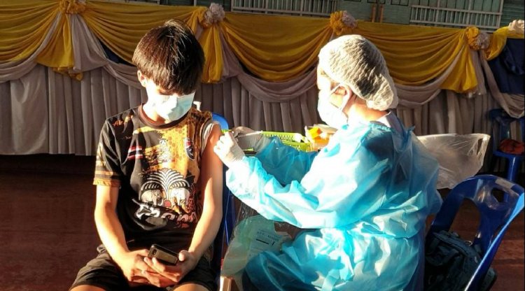 นักเรียนเมืองปราจีนบุรีตื่นตัวแห่ฉีดวัคซีนฯก่อนเปิดเทอม 1 พ.ย.(มีคลิป)