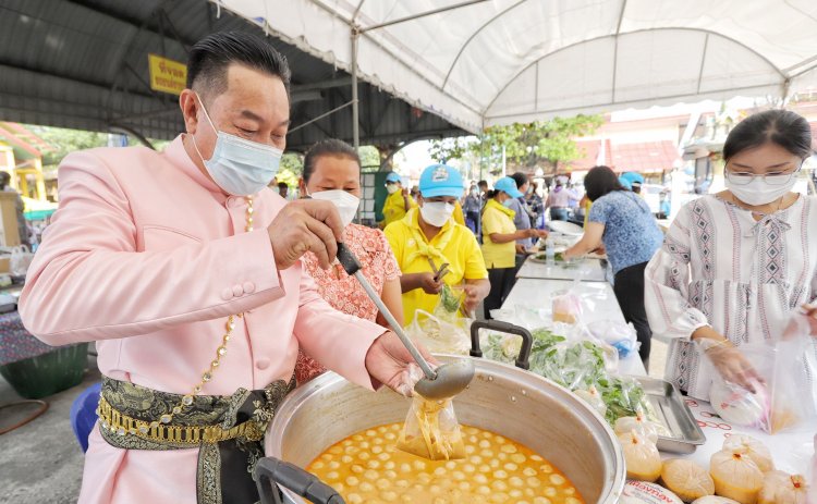พ่อเมืองปทุมฯแต่งชุดไทยแจกข้าวกล่องสร้างรอยยิ้มปชช.