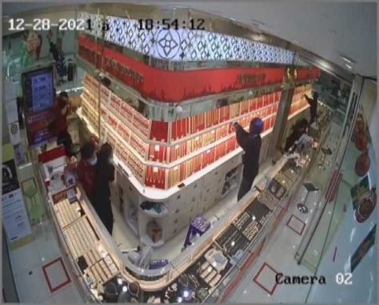 ผบก.ภ.ปราจีนบุรีมั่นใจจับคนร้ายบุกชิงทองร้านดังเชิด5.9แสนได้แน่