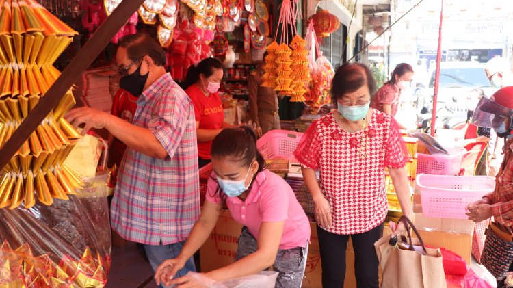 ชาวไทยเชื้อสายจีนออกมาซื้อสิ่งของเตรียมเซ่นไหว้บรรพบุรุษคึกคัก