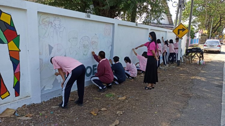 ครูสาวสวย!!พานักเรียนเนรมิตรภาพวาดหลากสีสันกำแพงรั้วโรงเรียน
