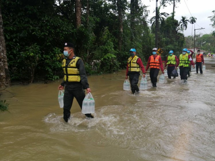 ผู้บังคับกองร้อยตำรวจตระเวนชายแดนที่ 446ลุยน้ำช่วยเหยื่อน้ำท่วมนราฯ