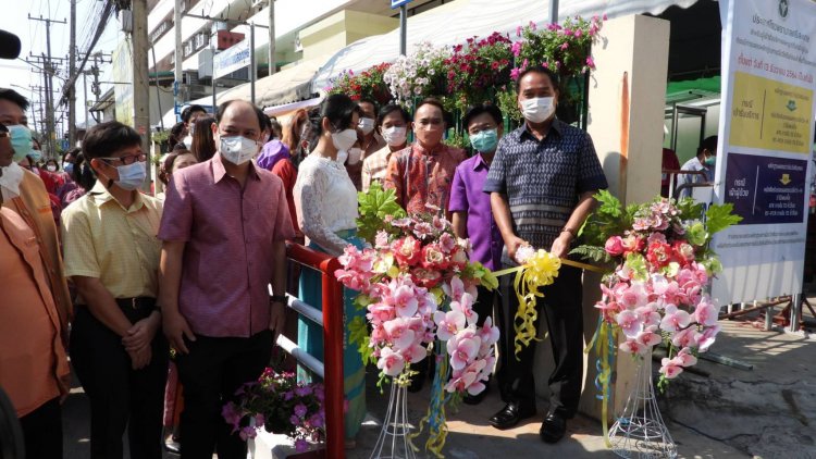 ผู้ว่าฯศรีสะเกษนุ่งผ้าไทยปลูกดอกไม้สนับสนุนศรีสะเกษเกมส์