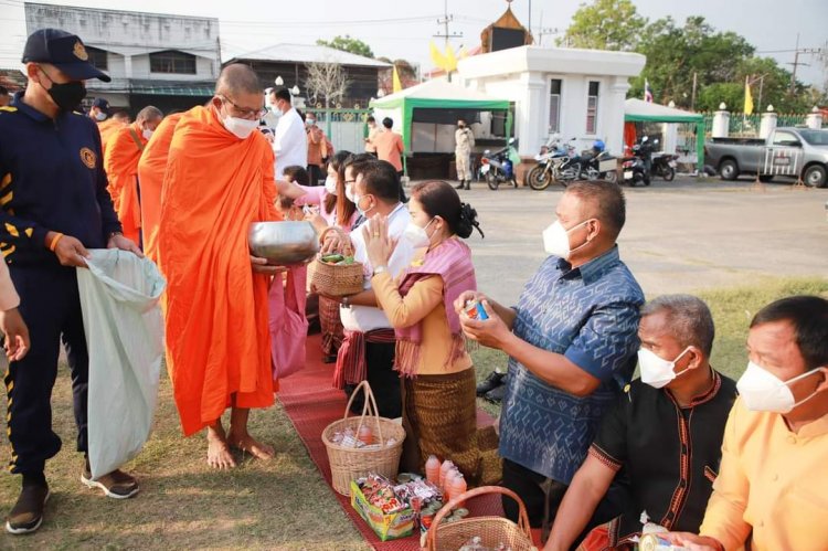 นอภ.อุทุมพรพิสัยนำทุกภาคส่วนทำบุญตักบาตรมอบผู้ประสบภัย