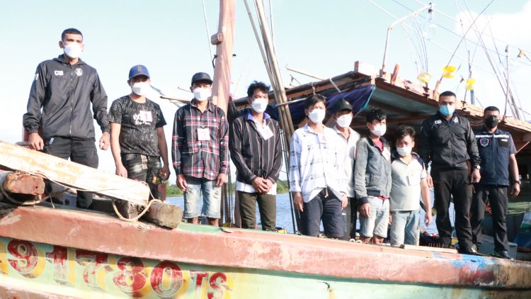 ตำรวจน้ำนราธิวาส จับเรือประมงเวียดนาม ลักลอบเข้าอ่าวไทย(มีคลิป)