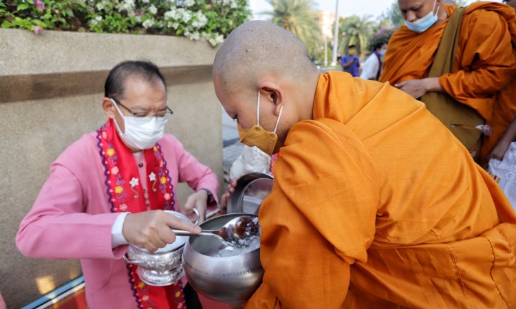 ผู้ว่าหมูป่านำปชช.ทุกหมู่เหล่าใส่ชุดไทยตักบาตรทุกวันพระใหญ่สัมผัสวิถี ไทย-รามัญ