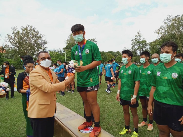 นอภ.โพธิ์ศรีสุวรรณมอบเหรียญรางวัล-มอบโล่ นักกีฬาดีเด่นรักบี้