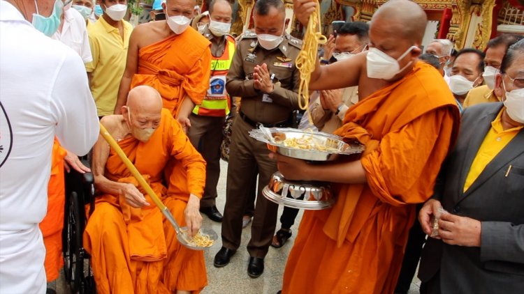 พระครูแจ้ฉลองอายุวัฒนมงคล 60 ปีนำทองคำกว่า 100  บาท หล่อเกตุพระพุทธรูป พร้อมแจกทาน 400 ชุด(มีคลิป)