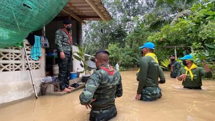 ทหารเร่งช่วยเหลือเหยื่อน้ำท่วมพื้นที่ที่ได้รับผลกระทบจากคลองอู่ตะเภา