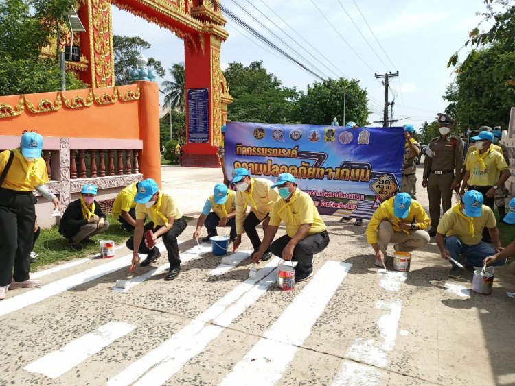 นอภ.โพธิ์ศรีสุวรรณ ขยันระดมจิตอาสาทาสีทางม้าลายขยายความปลอดภัยรับเปิดเทอม