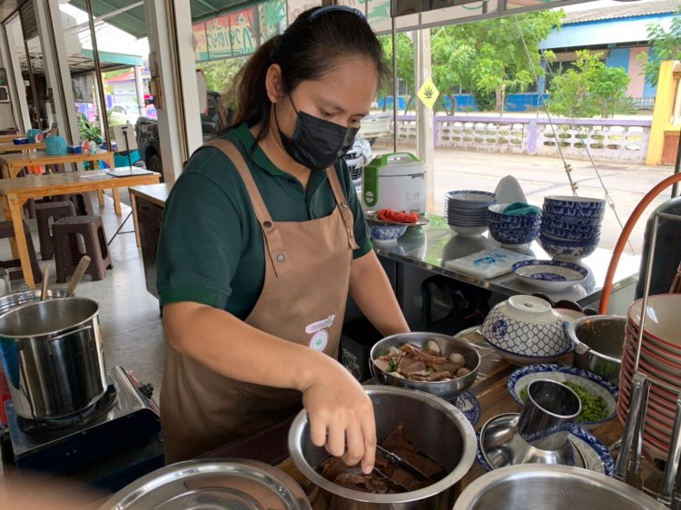 ถูกใจสายเขียว!ก๋วยเตี๋ยวเนื้อตุ๋นกัญชาใส่สมุนไพรกว่า 9 ชนิด กินแล้วคอไม่แห้ง