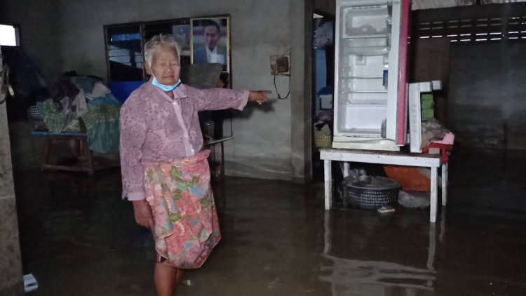 ฝนตกทั้งคืนทั้งวันทะลักท่วมบ้านยายวัย 82 ปี สูงกว่า 40 ซม.ไร้ที่ซุกหัวนอน
