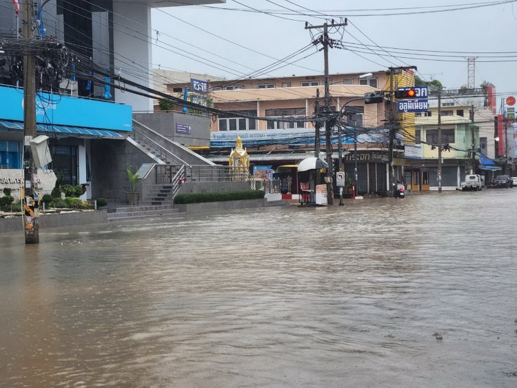 ฝนตกหนักน้ำท่วมถนนและบ้านเรือนย่านชุมชนเทศบาลเมืองพิจิตร