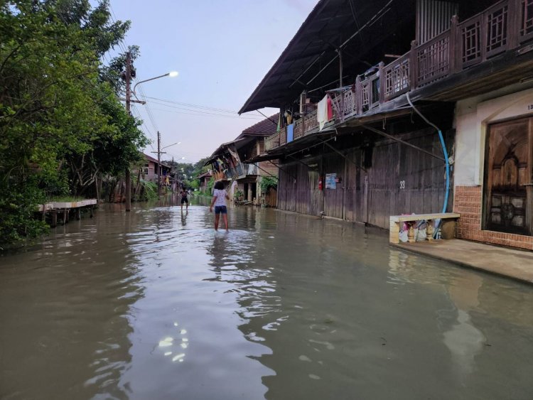 น้ำท่วมชุมชนตลาดเก่าปราจีนบุรีขยายวงกว้างเดือดร้อนหนัก