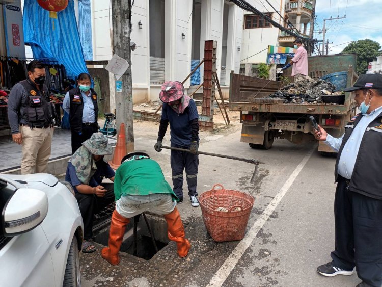 ทน.แม่สอด ขุดลอกท่อระบายน้ำในตัวเมืองแม่สอด เตรียมพร้อมรับสถาณการณ์ฝนตกหนัก ป้องกันน้ำท่วมขัง