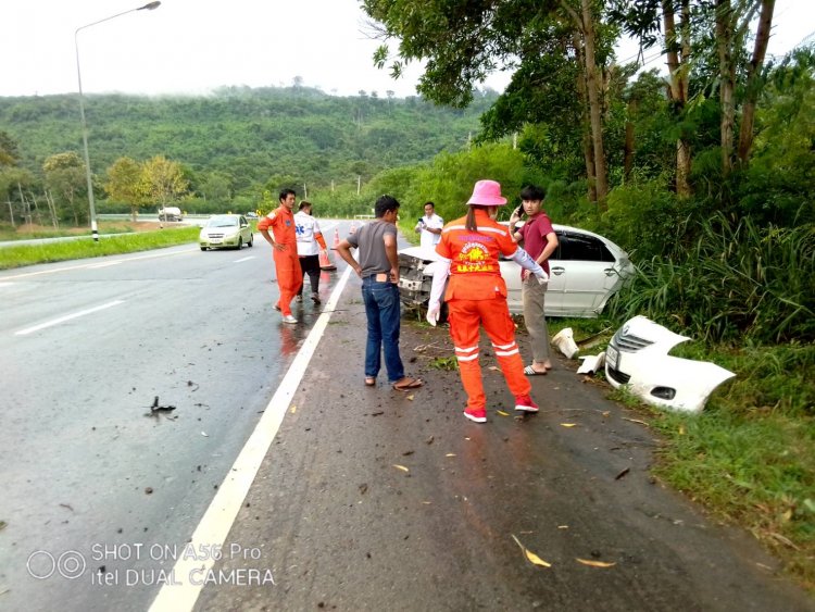 ระทึก!ฝนตกถนนลื่นรถตกถนนโค้งฉลาดปรุโคราช 3 คันรวดเจ็บระนาว