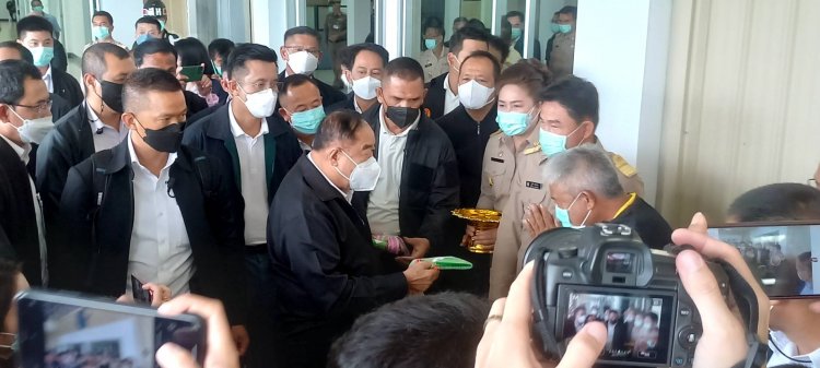 “ประวิตร“ขึ้นเหนือ ลงพื้นที่แม่สอด มอบสิทธิ์ที่ดินปชช. - ตรวจน้ำ