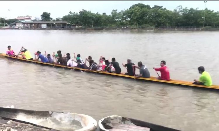 ยิ่งใหญ่อลังการ!ชาวบ้านแห่ซ้อมเรือยาวเตรียมลงชิงชัยงานประเพณีเทศกาลเที่ยวพิมาย