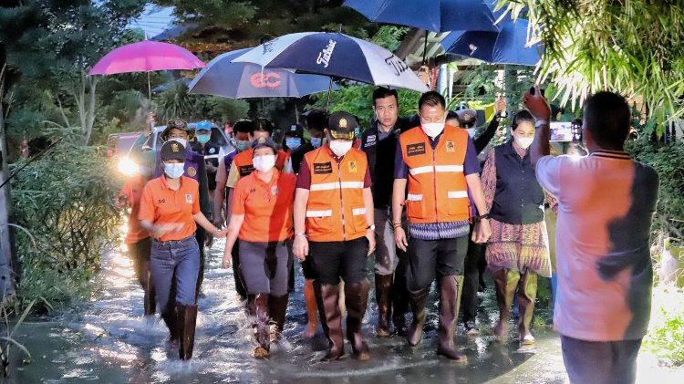 พ่อเมืองชลบุรี รับตำแหน่งวันแรก ลงพื้นที่ช่วยผู้ประสบภัยน้ำท่วมทันที