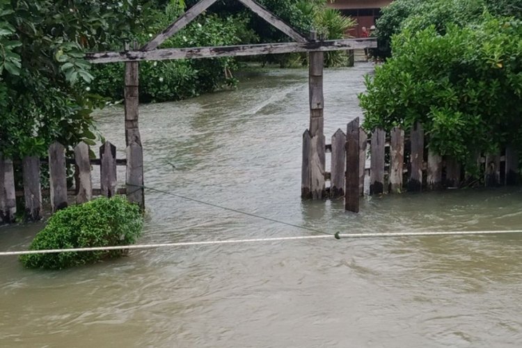 'บุรีรัมย์'อ่วม!น้ำท่วมคอสะพาน​ข้ามลำมาศถนน​ 226​ ลำปลายมาศจมกว่า​ 100​ ครัวเรือน