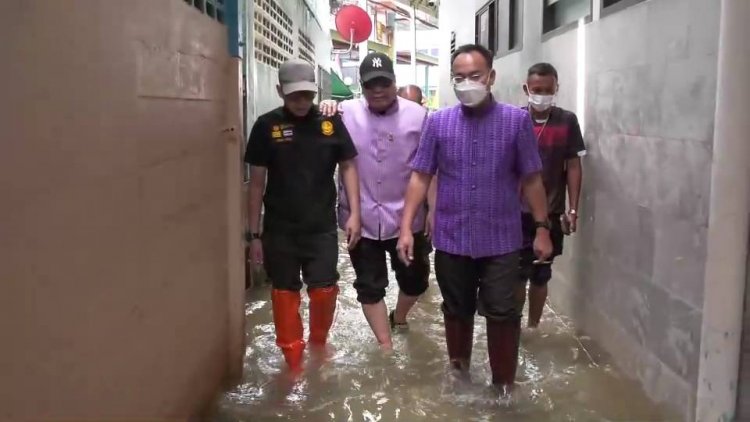 ผู้ว่าฯนนทบุรีตรวจเยี่ยมสถานการณ์น้ำท่วมบริเวณชุมชนมัสยิดท่าอิฐ หลังระดับน้ำท่วมสูง