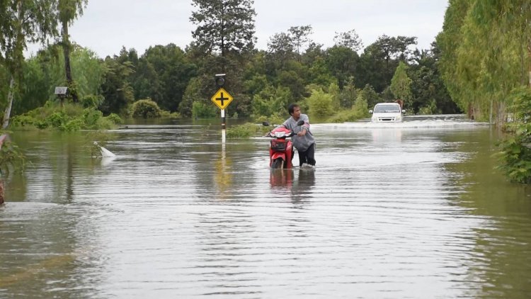 น้ำท่วมเมืองศรีสะเกษลดระดับลงต่อเนื่อง-เร่งช่วยเหลือผู้ประสบภัยน้ำท่วม