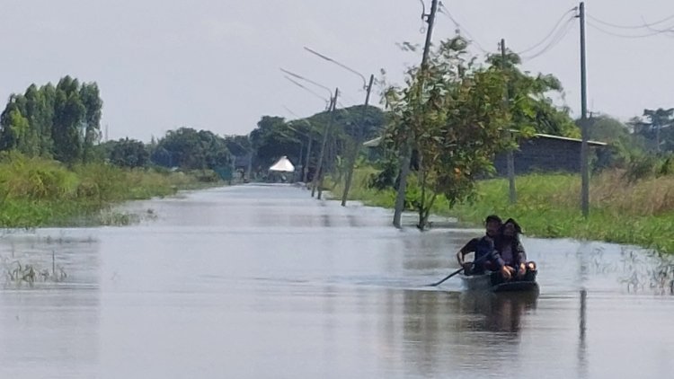 มวลน้ำจากแม่น้ำลพบุรีไหลบ่าเอ่อท่วมถนนเส้นทางสายวัดจอมเกษ มุ่งหน้าไปสะพานวังช้างอยุธยายาวกว่า 1 กม.