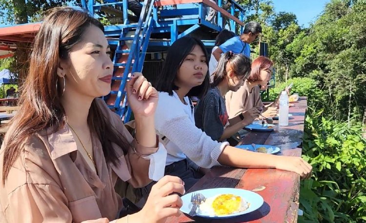 วันไข่โลก  ไปชิม “ข้าวไข่เจียวที่ ผาตรอมใจ – ข้าวไข่เจียวหน้าโรงเรียนบ้านท่าเกวียน    แม้หมีป่ายังทนกลิ่นหอมไม่ไหวแวะมาชิม