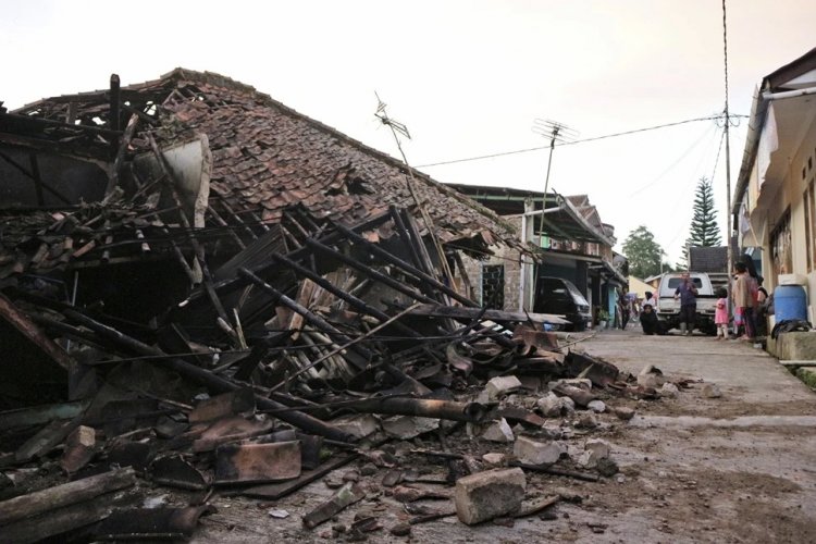 ด่วน!แผ่นดินไหวเขย่าอินโดนีเซียเสียชีวิตอย่างน้อย 46 ศพ บาดเจ็บนับพันคน