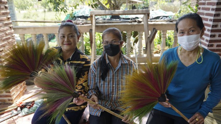 สาวใหญ่เมืองปราจีนบุรีไอเดียกระฉูดทำไม้กวาดแฟนซีขายเกลี้ยง ไม่พอขาย