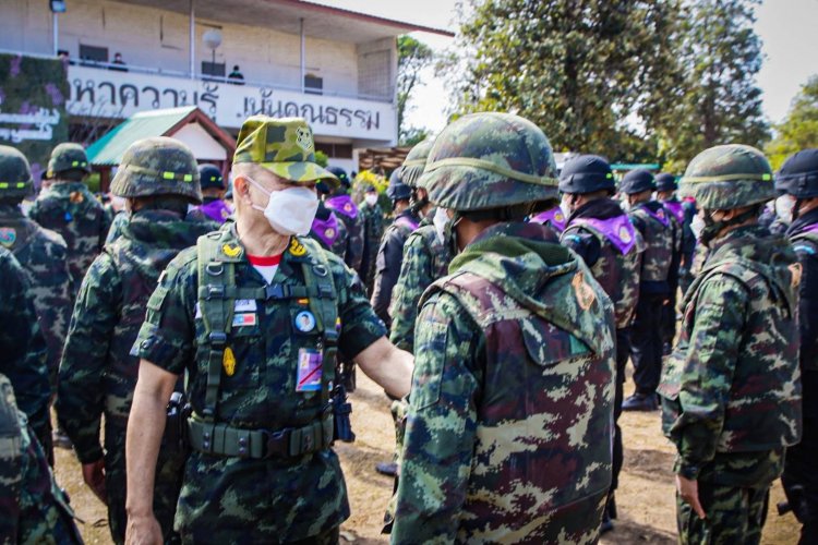 ผู้บัญชาการทหารบก พร้อมด้วยนายกสมาคมแม่บ้านทหารบกลงพื้นที่เยี่ยมกำลังพลไทยแดนไทย-ลาว อ.เขมราฐ