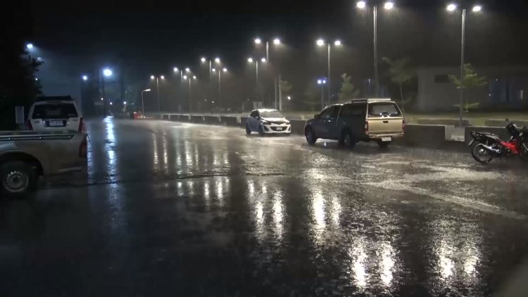 พัทลุงอ่วมซ้ำสองฝนตกหนักตลอดคืนน้ำกลับมาท่วมถนนอีกรอบ