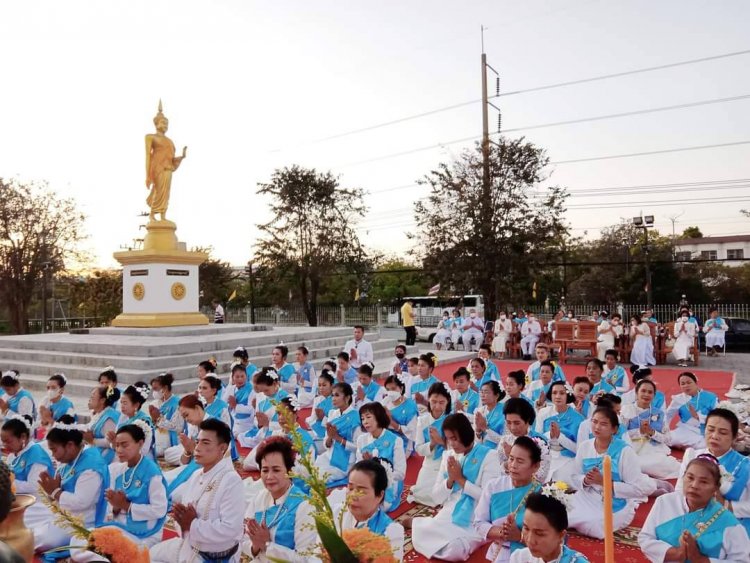 ชาวกบินทร์บุรีพร้อมใจเจริญพระพุทธมนต์ถวายพระองค์ภาขอให้หายพระประชวรโดยเร็ว