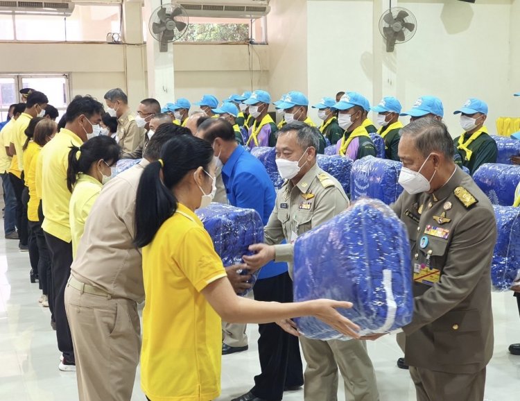 หนาวนี้ ในหลวงห่วงใย ทรงพระราชทานผ้าห่มผู้ประสบภัยหนาว-ยาสามัญประจำบ้านแก่พสกนิกรปราจีนฯ