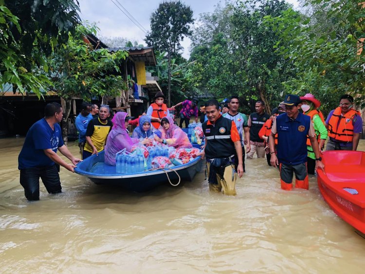 นายอำเภอแม่ลานร่วมกับผู้นำท้องถิ่นลุยน้ำแจกถุงยังชีพบรรเทาผู้ประสพภัยน้ำท่วมต.ม่วงเตี้ย