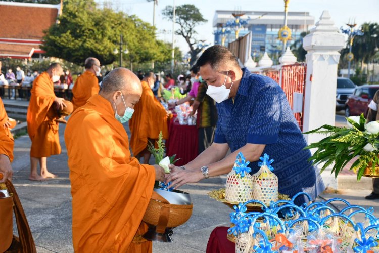 ชาวชลบุรี ร่วมทำบุญตักบาตร ขอพรพระพุทธสิหิงค์ ต้อนรับปีใหม่ 'กระต่ายทอง'