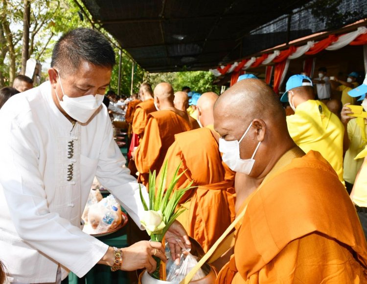 พ่อเมืองชลบุรีทำบุญตักบาตรพระสงฆ์  99 รูป ถวายพระพร พระองค์ภา