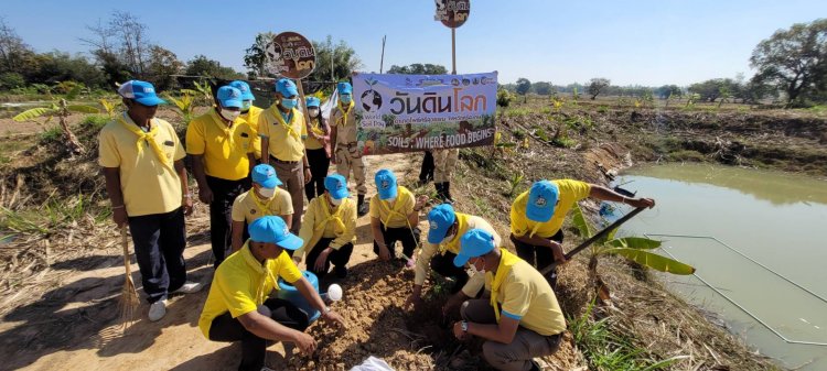 นายอำเภอโพธิ์ศรีสุวรรณ คนขยัน..! ระดมจิตอาสาพัฒนา บ้านสร้างทองทำกิจกรรมบำรุงรักษาดิน “วันดินโลก”