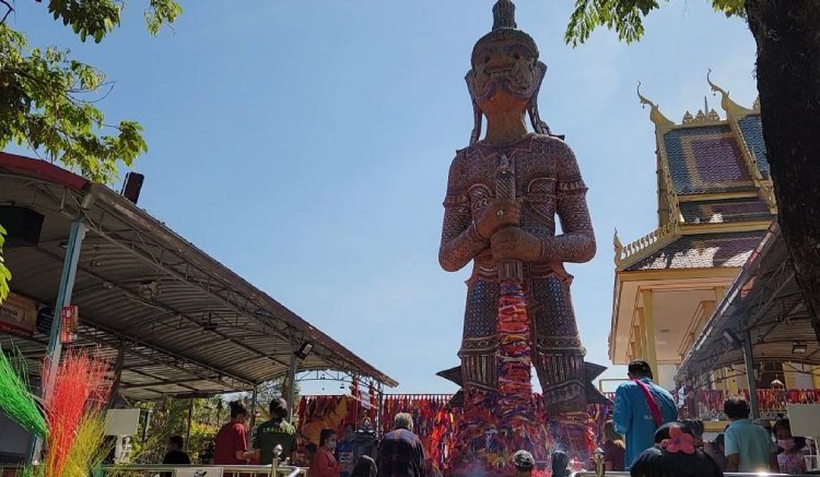 ก่อนหวยออก!แห่ส่องเลขเด็ดปู่ท้าวเวชสุวรรณวัดประทุมบูชาปราจีนบุรี