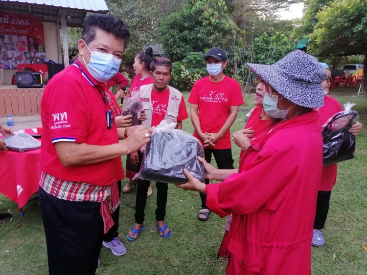 เด็กเพื่อไทยโคราชชอกช้ำถอดเสื้อแดงทิ้งหลังถูกเทกลางคันพรรคส่งคนอื่นลงสมัครแทน