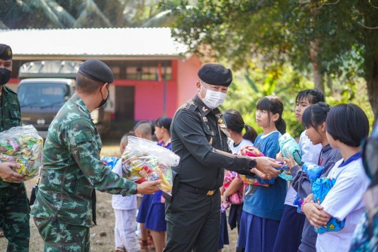 ทหารพระราชานำกิจกรรมสร้างความสุขแก่นักเรียนและประชาชนกลุ่มชาติพันธุ์อิ้วเมี่ยน