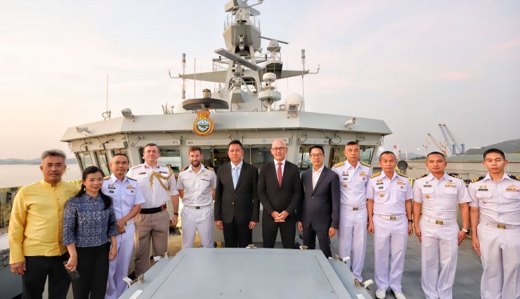 ทูตอังกฤษพร้อมผู้ว่าฯชลบุรีเยี่ยมชมเรือรบหลวงสพีร์ฝึกซ้อมทางการทหารร่วมกับกองทัพเรือไทย