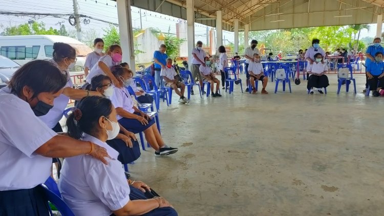 นักเรียนผู้สูงอายุ แต่งชุดนักเรียนสุดน่ารัก ฝึกนวดแผนไทย