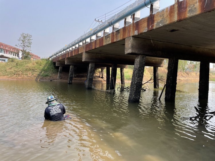 น้ำแห้งชาวบ้านโคราชลงงมหอยเจอตอหม้อสะพานผุ กร่อน วอนหน่วยงานตรวจสอบความแข็งแรงหวั่นเกิดอุบัติเหตุ