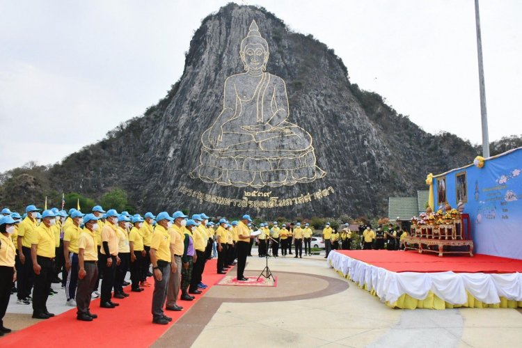 ผู้ว่าฯชลบุรี นำจิตอาสาพัฒนาปรับภูมิทัศน์เขาชีจรรย์ เนื่องในวันจักรี