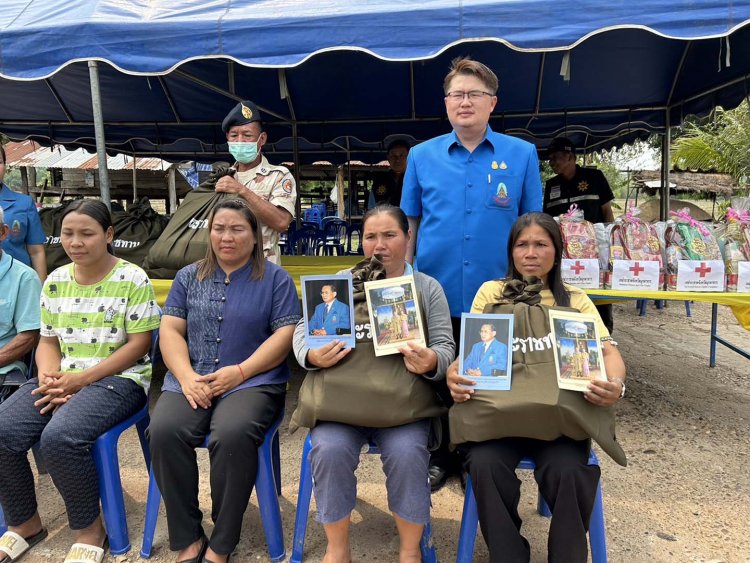 มูลนิธิราชประชานุเคราะห์มุกดาหารมอบสิ่งของพระราชทาน ให้ผู้ประสบวาตภัย