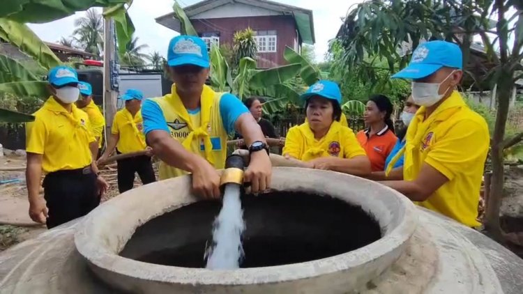 ทหารพรานที่23ร่วมกับจิตอาสาพระราชทาน ต้านภัยแล้ง ขนน้ำบริการชาวบ้านแนวชายแดนกัมพูชา