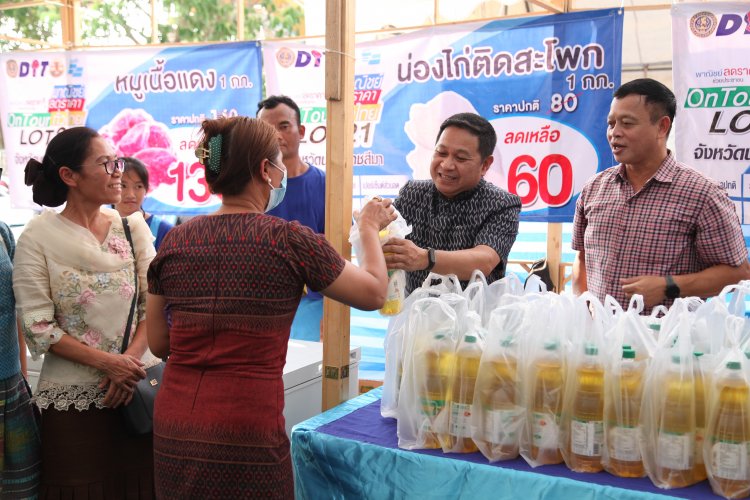 พาณิชย์โคราช จัดโครงการ “พาณิชย์ลดราคา ออนทัวร์ ทั่วไทย”หวังลดค่าครองชีพ กระตุ้นเศรษฐกิจในพื้นที่